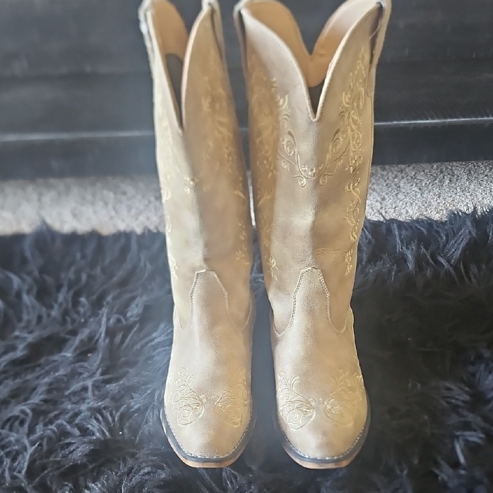 Tan Heeled Boots with V-Cut Design